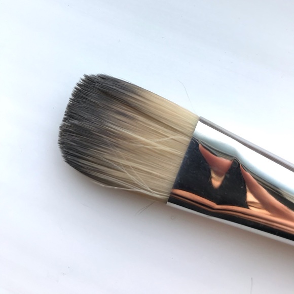 MAC Cosmetics 190 Foundation Brush - Picture 4 of 4